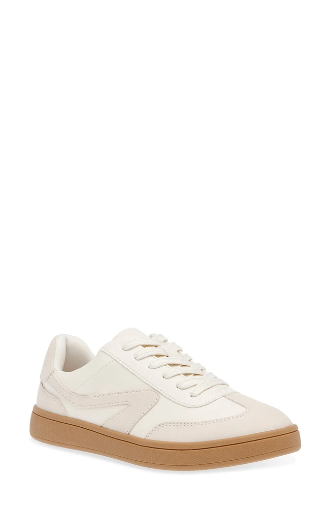 Voyage Sneaker