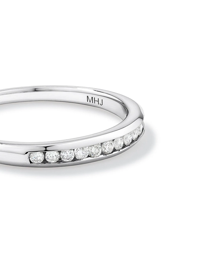 Alliance en or blanc 10 K avec diamants totalisant 0,15 ct