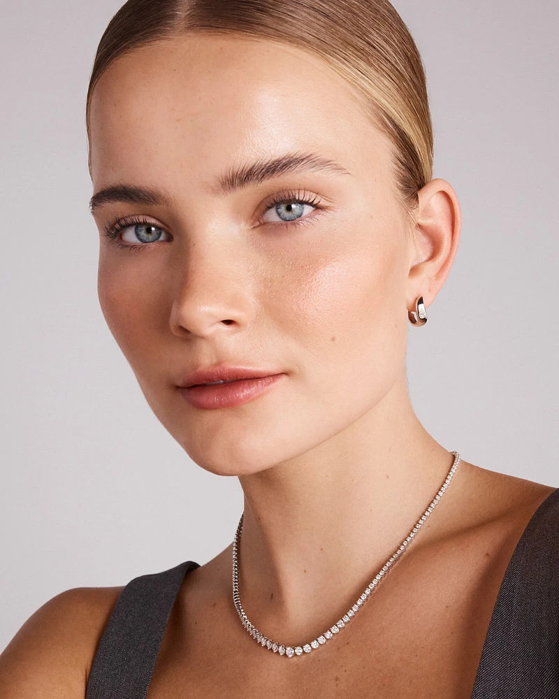 Collier de tennis de 6,00 carats au total, serti dans de l'or blanc 18 carats