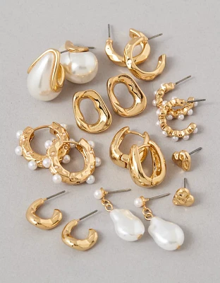 Lot de neuf paires de boucles d’oreille dorées et à perles AEO