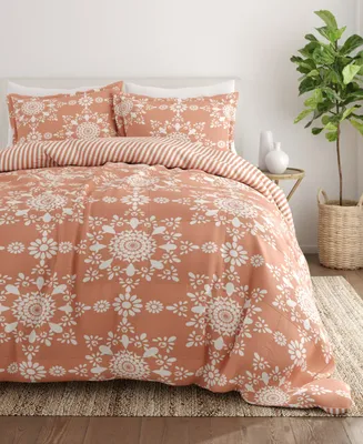 ienjoy Home Ultra Soft Daisy Medallion Reversible 3- Pc. Comforter Set