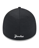 Men's New Era Black New York Yankees 2024 Clubhouse 39THIRTY Flex Fit Hat