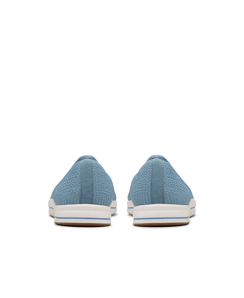 Clarks Women's Cloud Steppers Breeze Stretch Closed Toe Shoes