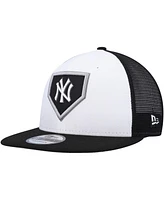 Men's New Era White and Black New York Yankees 2022 Clubhouse Trucker 9FIFTY Snapback Hat