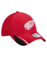 New Era Men's Red Detroit Red Wings Linear Featherweight 39THIRTY Flex Hat