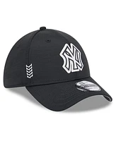 Men's New Era Black New York Yankees 2024 Clubhouse 39THIRTY Flex Fit Hat