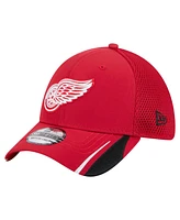 New Era Men's Red Detroit Red Wings Linear Featherweight 39THIRTY Flex Hat