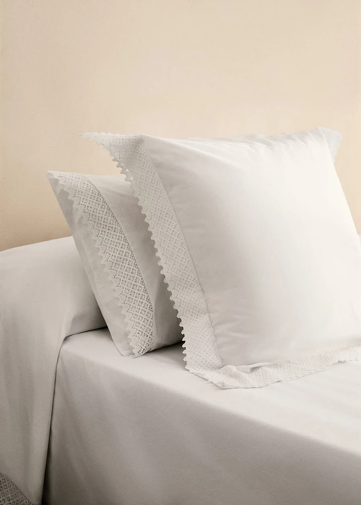 Two pillowcases with lace detail 60x60 cm