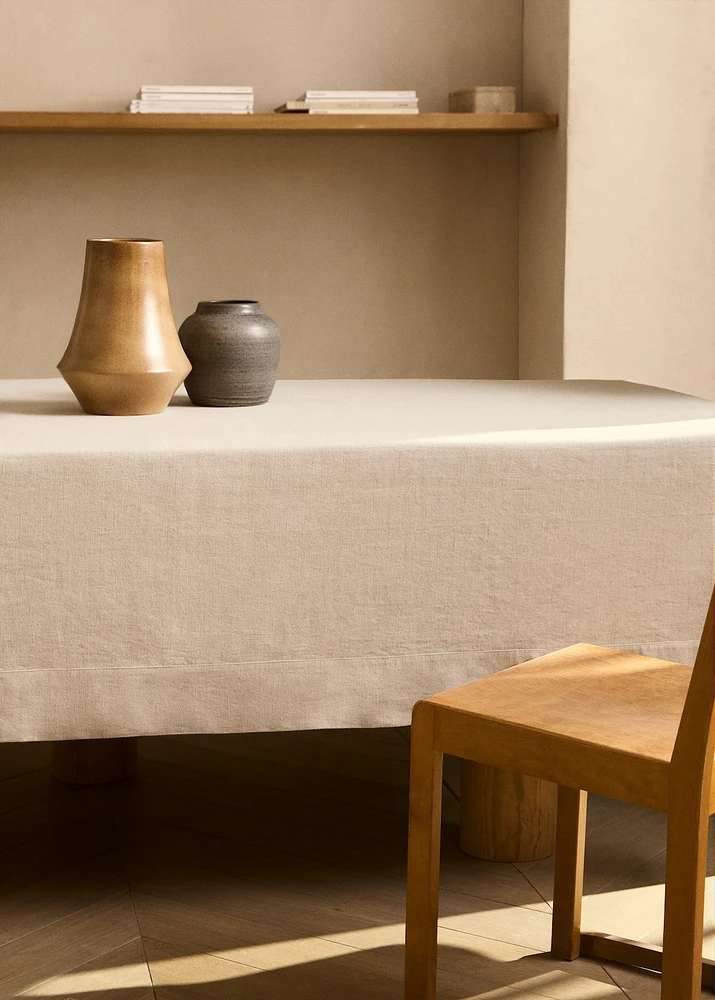 Linen tablecloth for 8 to 10 diners
