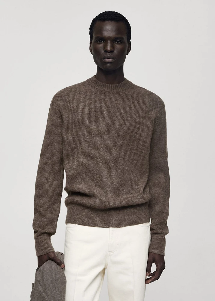 Knitted sweater with check structure