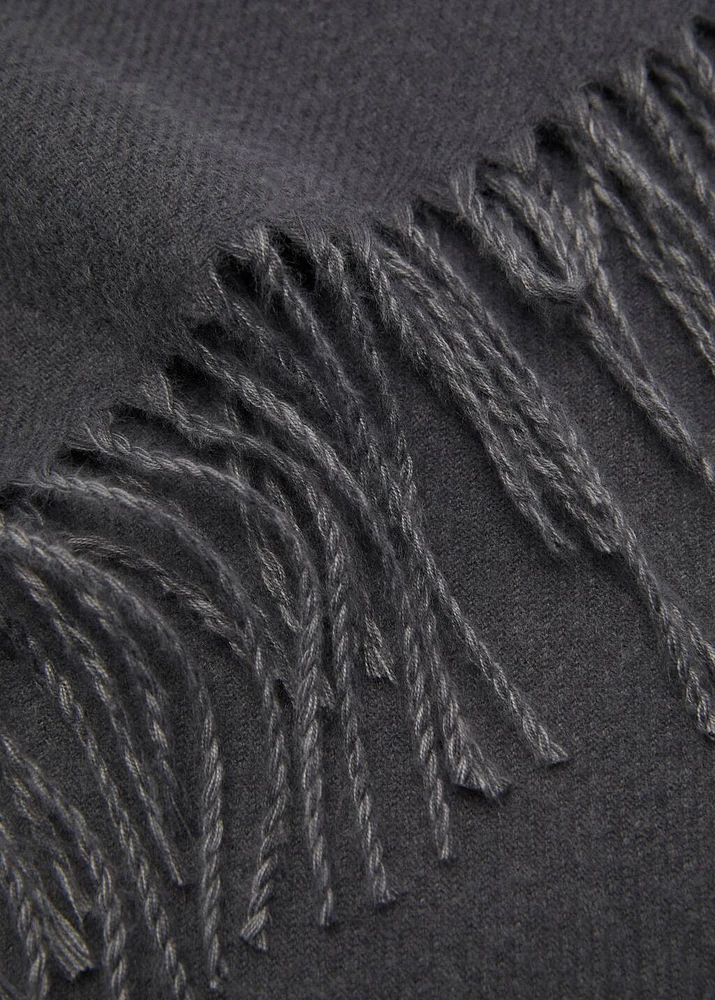 Two-tone fringed scarf