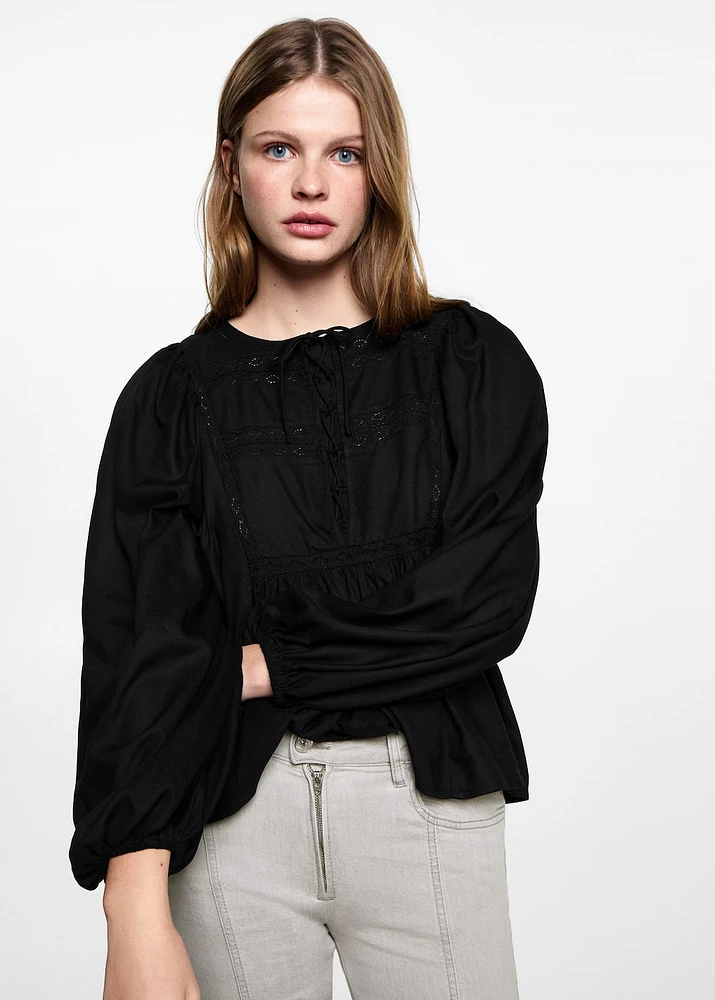 Low-waist jeans with seams