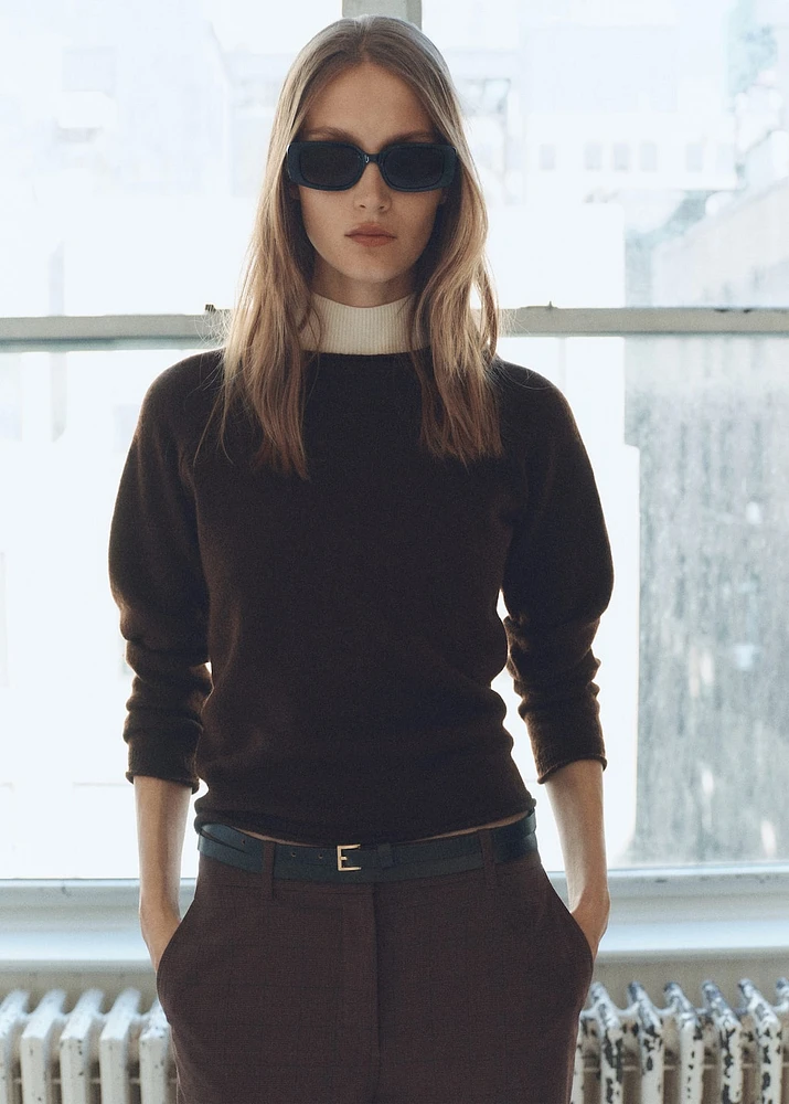 Round-neck knitted sweater