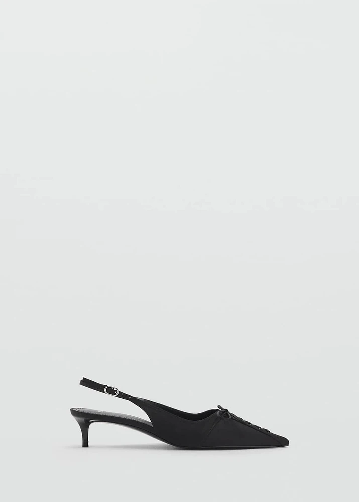 High-heeled shoes with pointed toe and bow