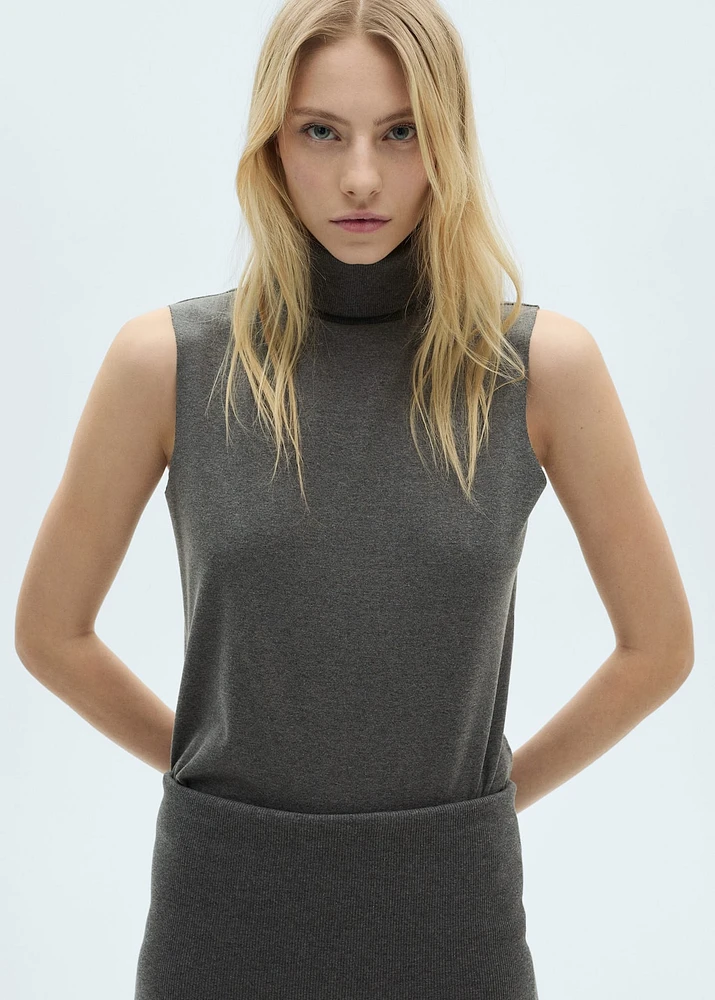 Sleeveless turtleneck top