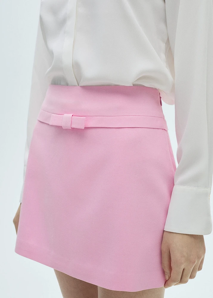 Short skirt with decorative bow