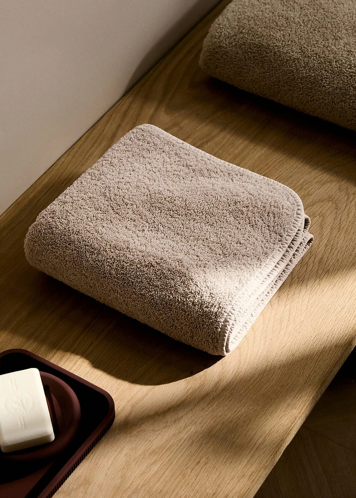 Washbasin towel with dyed piece