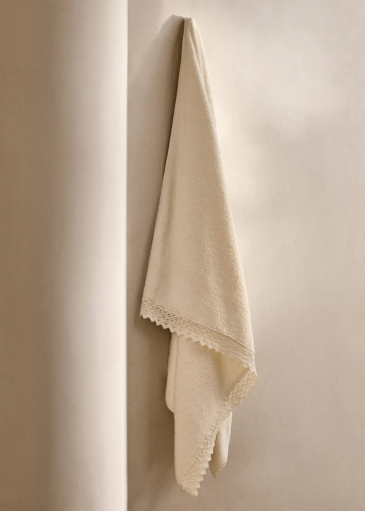 Bath towel with lace