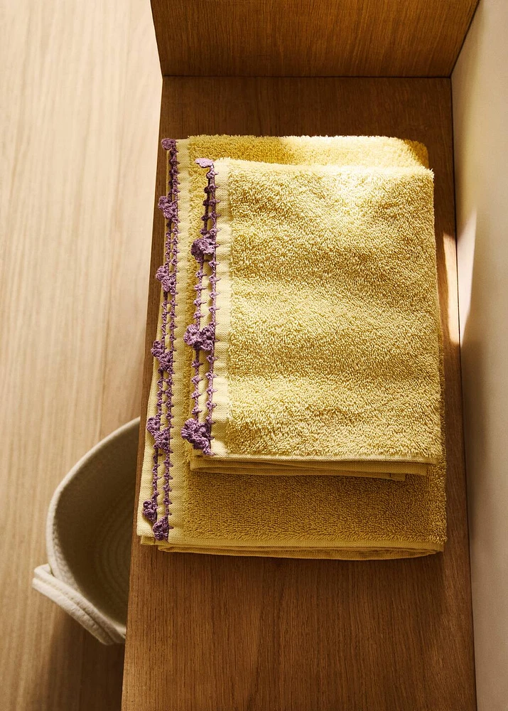Children's washbasin towel with crochet trim