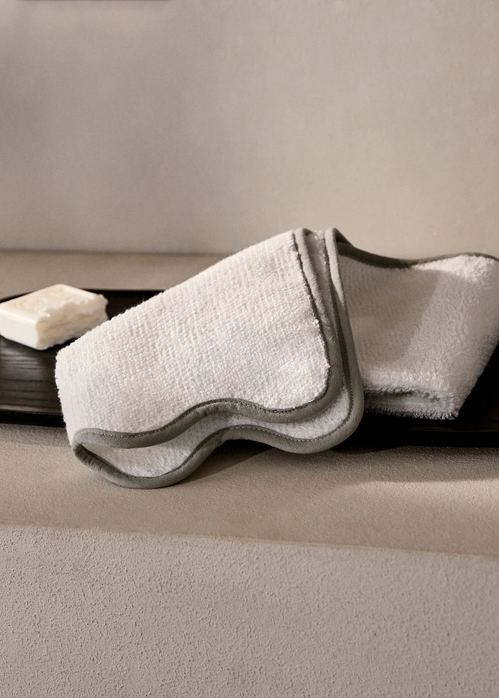 Rice-stitch washbasin towel with waves