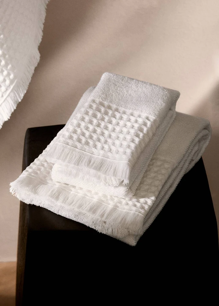 Washbasin towel with waffle trim and fringe