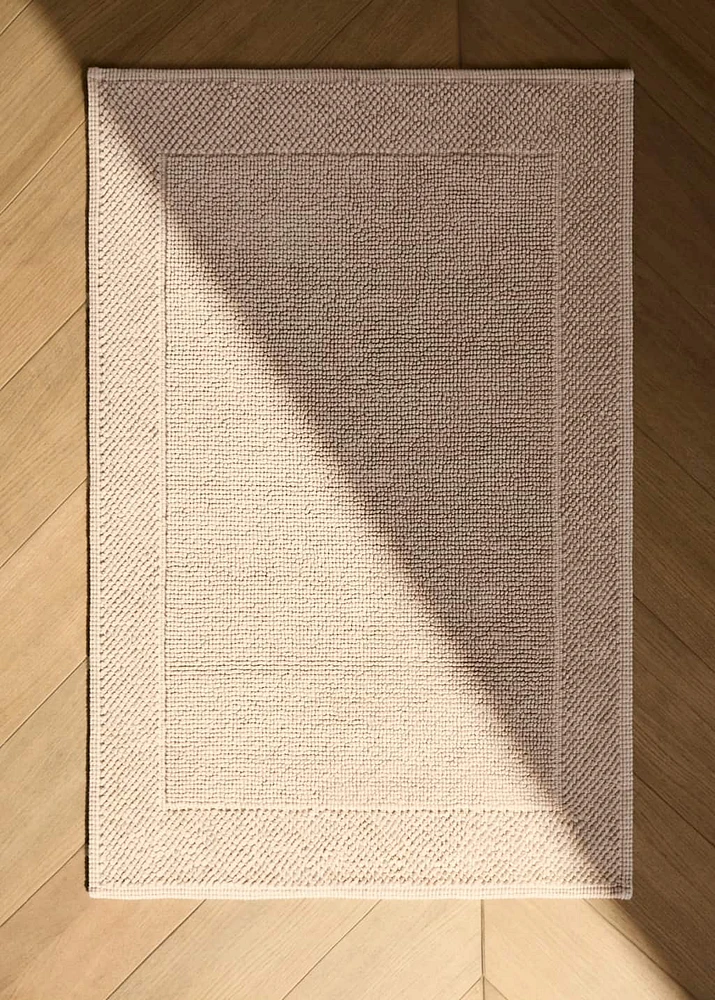 Bath mat with frame design