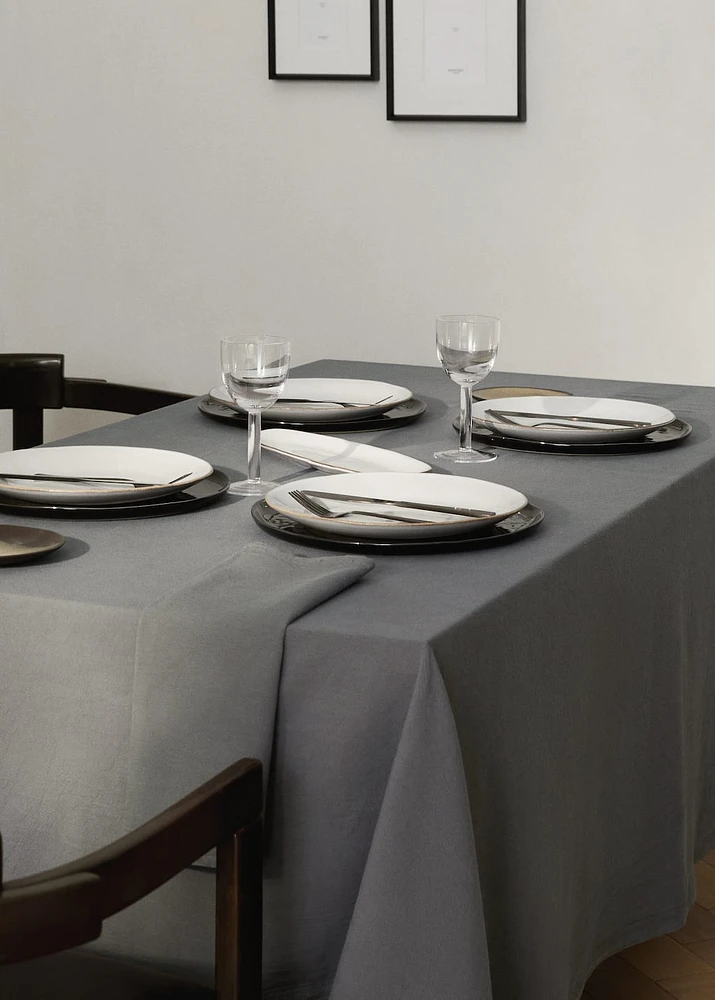 100% cotton tablecloth for 6 to 8 diners