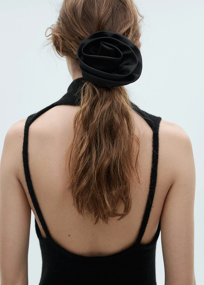Maxi-flower scrunchie