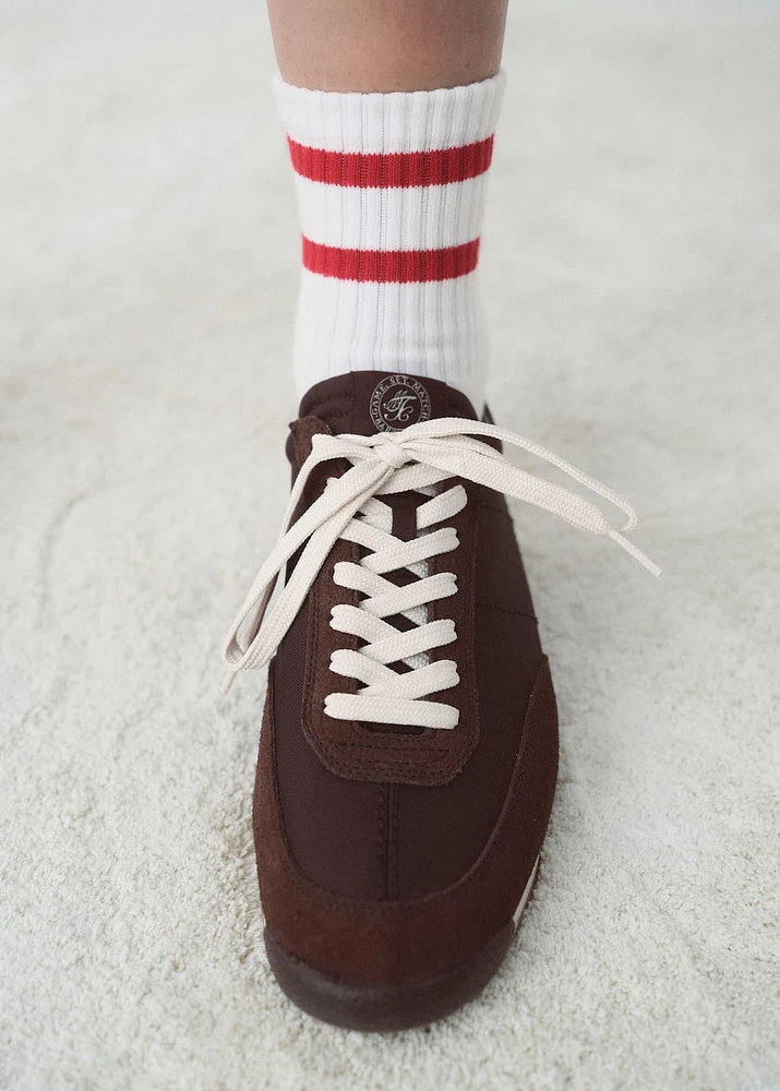 Sneakers with contrasting stripe and suede panels