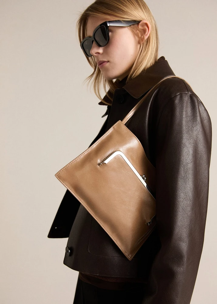 Shoulder bag with pochette pocket