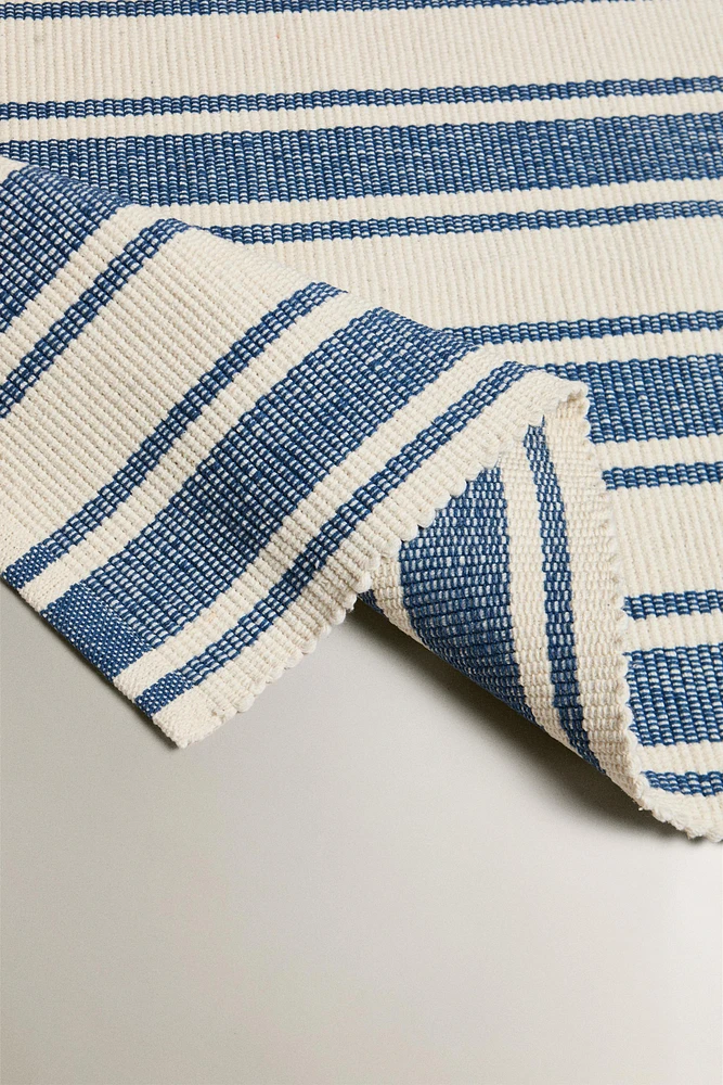BATH MAT WITH IRREGULAR STRIPES