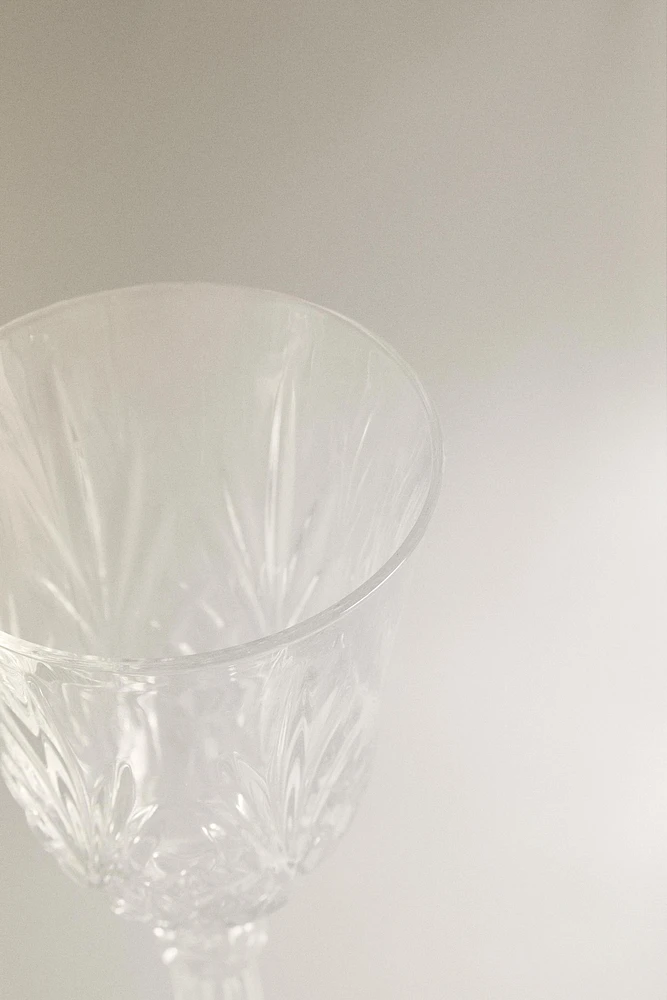 ENGRAVED CRYSTALLINE WINE GLASS