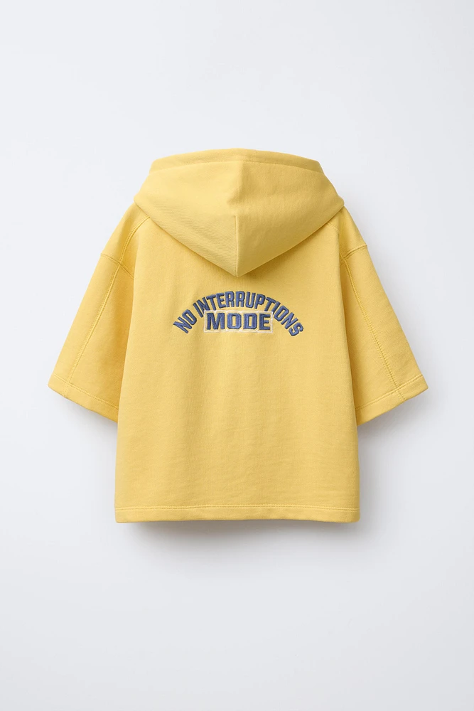 SWEAT À CAPUCHE ET MANCHES COURTES