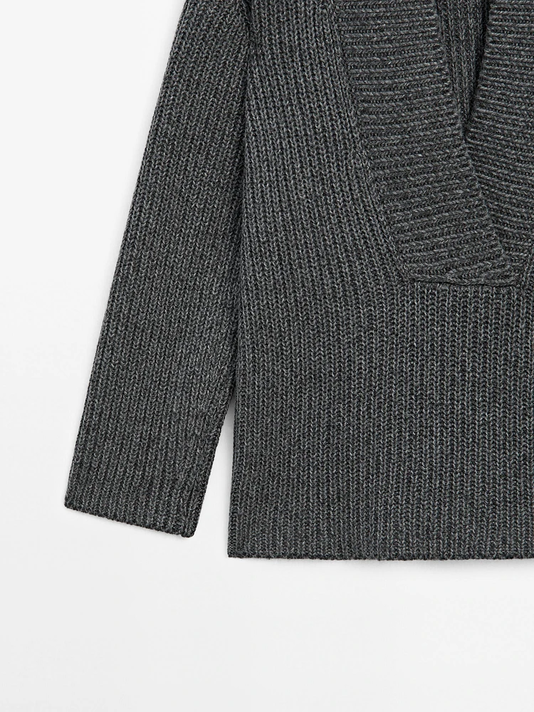 Pull en maille perlée à col effiloché