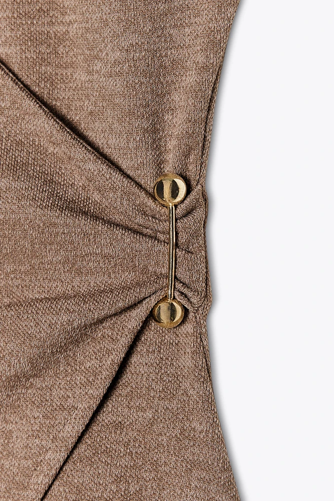 TEXTURED CLASP TOP
