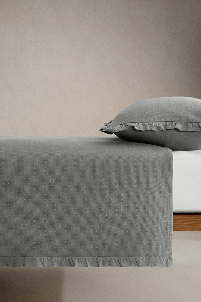 CHILDREN'S BEDSPREAD WITH RUFFLES