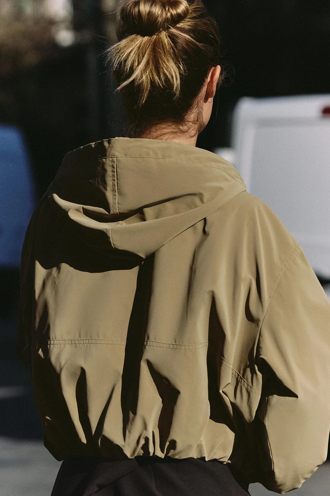 BLOUSON EFFET GOMME AVEC CAPUCHE