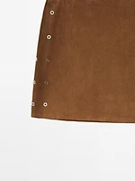 Minijupe œillets en cuir finition daim