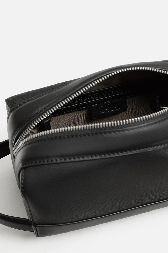 PLAIN TOILETRY BAG