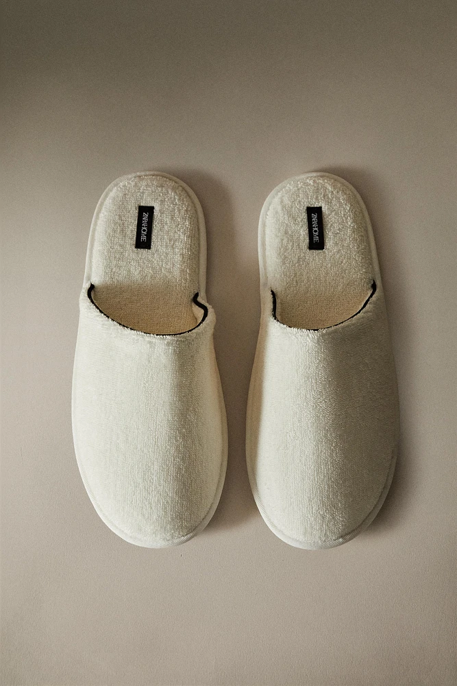 CHAUSSONS TISSU ÉPONGE LISERÉ