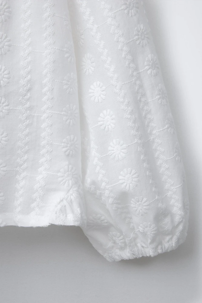 FLORAL EMBROIDERED BLOUSE