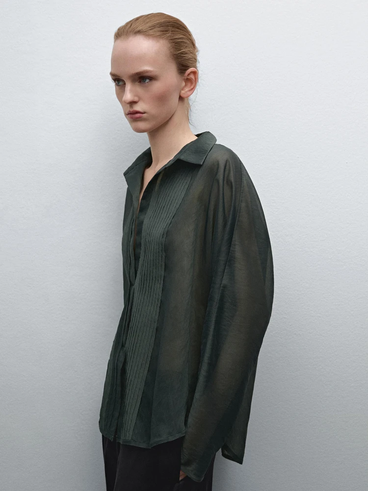Loose-fitting shirt with pintuck detailing