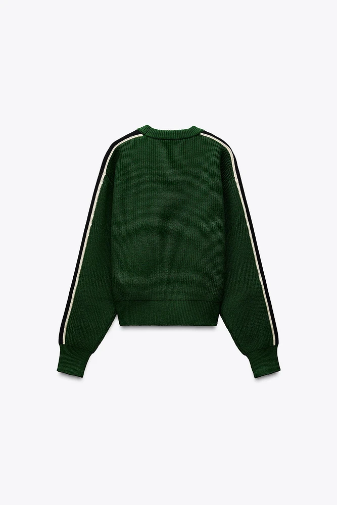 PULL EN MAILLE AVEC BANDE LATÉRALE