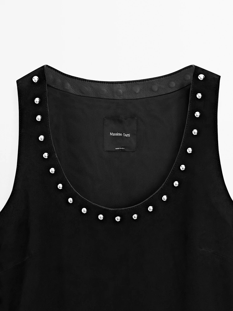 Top en cuir et daim à clous