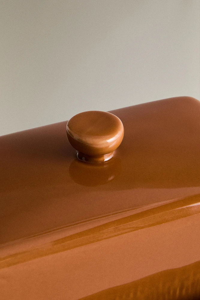 CARAMEL STONEWARE BUTTER DISH