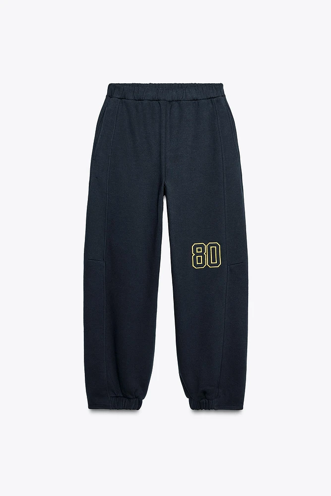 PANTALON EN MOLLETON AVEC NUMÉRO BRODÉ