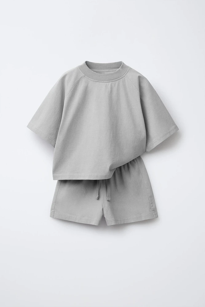 ENSEMBLE T-SHIRT ET BERMUDA TEINT EN PIÈCE