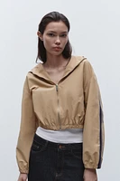 BLOUSON À CAPUCHE AVEC BANDES SUR LES CÔTÉS