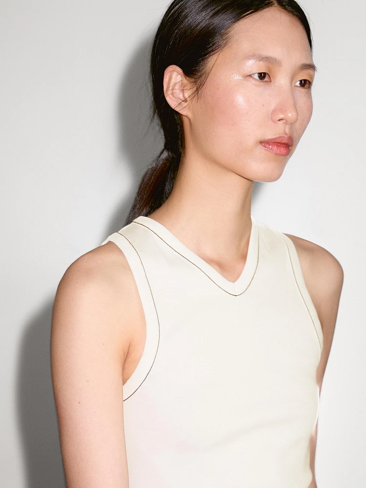 100% cotton T-shirt with contrast detail