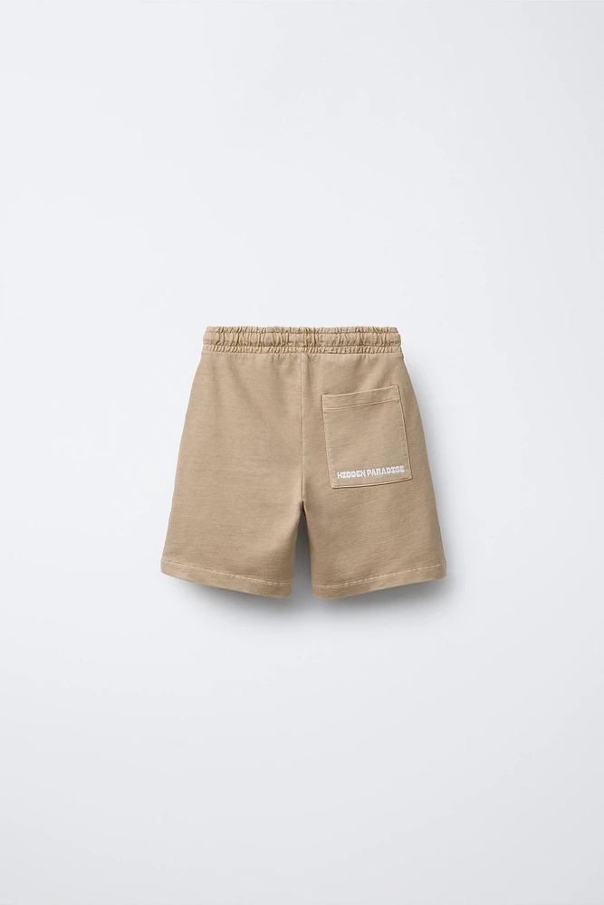 ENSEMBLE TEINT EN PIÈCE T-SHIRT IMPRIMÉ ET BERMUDA